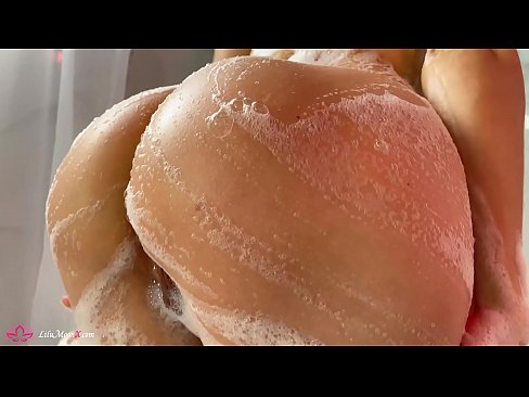 ❤️ Brunette o ipholla litho tsa botona kapa botšehali ho li khotsofatsa Pussy e nang le Vibrator ho ea ho Intense Orgasm in Shower ❤❌ ﹏